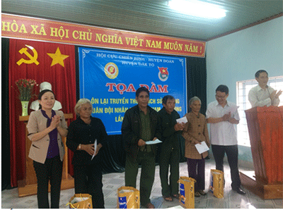 Văn phòng HĐND tỉnh thăm, tặng quà các gia đình người có công tại xã Đăk Trăm, huyện Đăk Tô