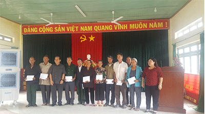 Phó Chủ tịch Thường trực Hội đồng nhân dân tỉnh Kring Ba thăm, tặng quà các gia đình người có công tại huyện Đăk Glei
