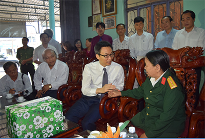 Phó Thủ tướng Chính phủ Vũ Đức Đam thăm và tặng quà gia đình chính sách tại tỉnh Kon Tum