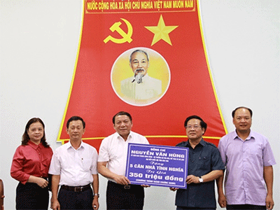 Bộ trưởng Bộ Văn hóa - Thể thao và Du lịch Nguyễn Văn Hùng  trao tặng nhà tình nghĩa cho tỉnh Kon Tum