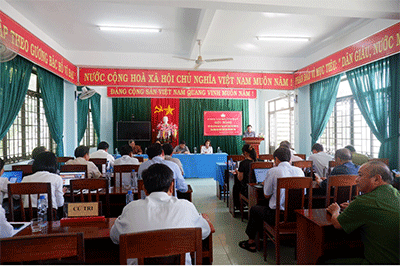 Đoàn đại biểu Quốc hội tỉnh Kon Tum tiếp xúc cử tri sau kỳ họp thứ 4 tại xã Ngọc Bay, thành phố Kon Tum