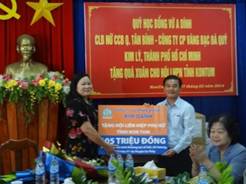 Nguyên Chủ tịch Nước Trương Mỹ Hoa thăm và tặng quà cho hộ nghèo của tỉnh Kon Tum