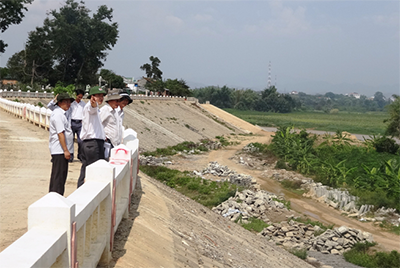 Đoàn đi kiểm tra thực tế tại kè chống sạt lở bờ sông Đăk Bla (đoạn qua làng Plei Đôn và làng Kon Rờ Bàng)