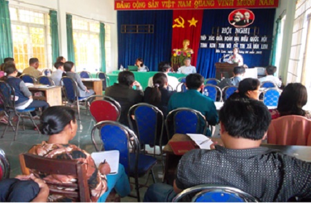 Đoàn đại biểu Quốc hội tỉnh Kon Tum tiếp xúc cử tri sau kỳ họp thứ tám