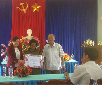 Trưởng Ban Pháp chế HĐND tỉnh  tiếp xúc cử tri (TXCT) và tặng quà đối tượng chính sách tại huyện Kon Rẫy